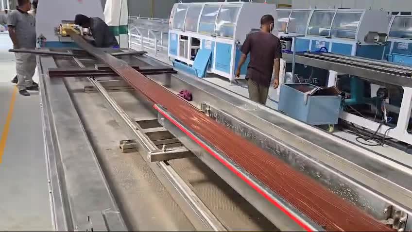 Yongte WPC ekipmanımız, Hindistan müşterinin fabrikasına başarıyla kuruldu ve hata ayıklandı