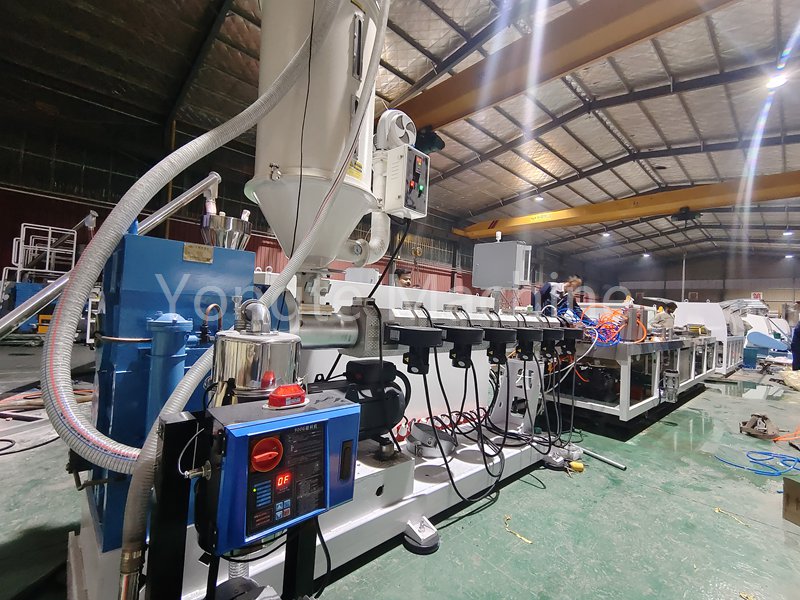 Hint müşteri sitesine başarıyla kurulmuş plastik kereste ekstrüzyon makinesi