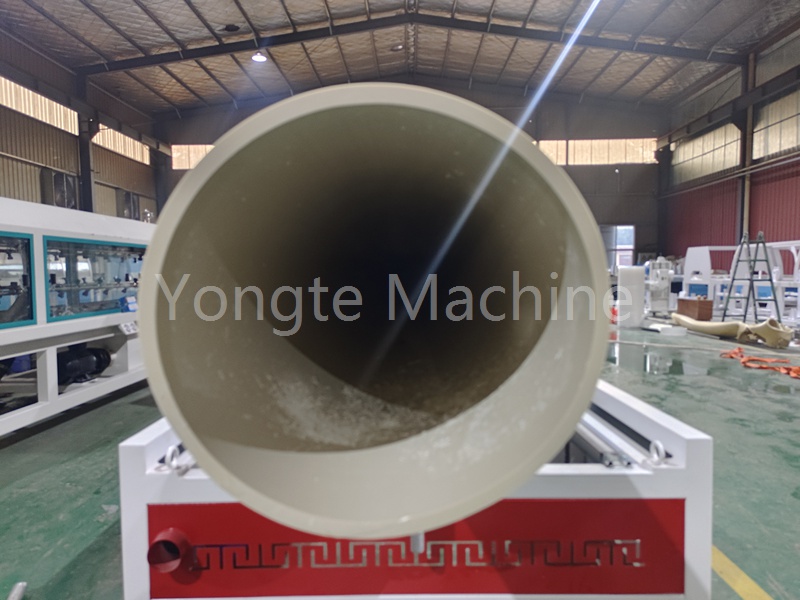 Yongte Plastik Makineler, 630mm PVC borularının üretim zorluklarının üstesinden gelir ve endüstrinin kalite ilerlemesini teşvik eder