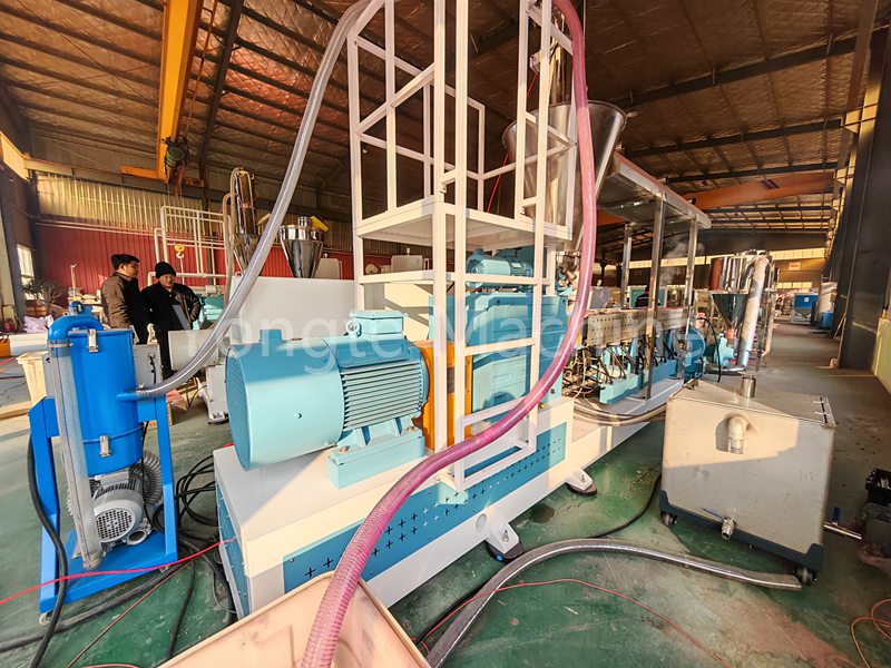 Yongte Yükseltme WPC Granülatör Makinesi, yüksek kapasiteli ve düşük güç tüketimi ile başarıyla test edildi