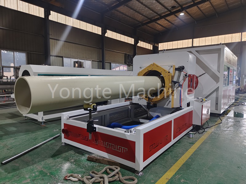 Yongte Plastik Makineler, sektörde yeni verimli üretim eğilimine öncülük ederek tam otomatik PVC boru üretim hattını başlattı