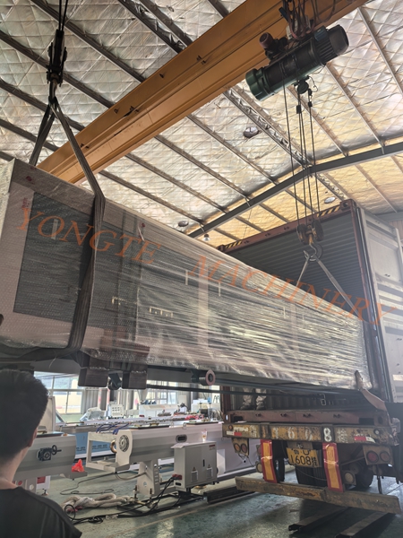 Yongte Plastik Machinery'nin ahşap plastik üretim hattı Kanada'ya gönderilir ve yeşil akıllı üretim yurtdışına övülür.