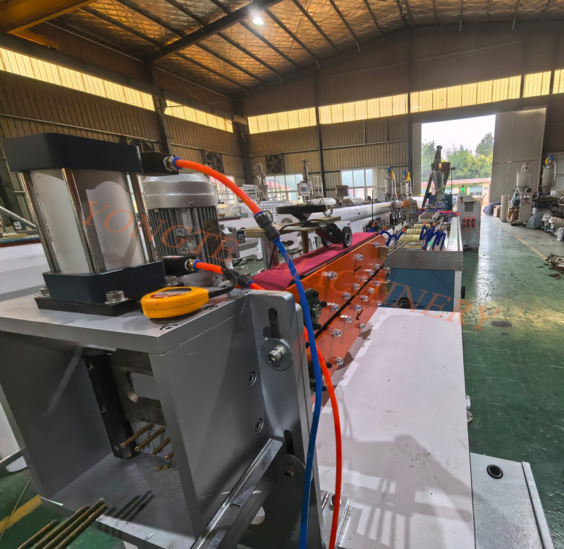 Açık hava rattan benzeri mobilya pazarı ısınıyor ve Yongte Plastik Machinery bir PE Wood-Plastik İmitasyon Rattan Boru Üretim Hattı başlattı.