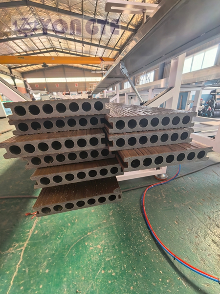 Yongte Plastic Machinery, Masif Ahşap Alternatifi Olarak Avantajlarını Vurgulayarak 3D Çevrimiçi Kabartmalı Ahşap-Plastik Döşeme Üretim Hattının Yükseltilmesini Tamamladı