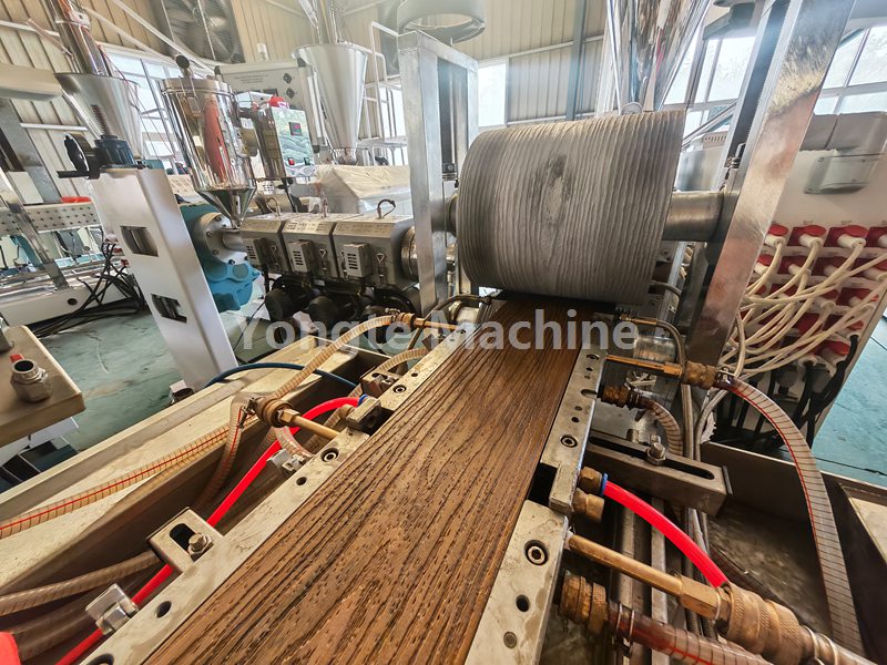 Yongte WPC zemin kaplaması ko-ekstrüzyon hattı, çevrimiçi 3D kabartma ekipmanıyla başarıyla test edildi