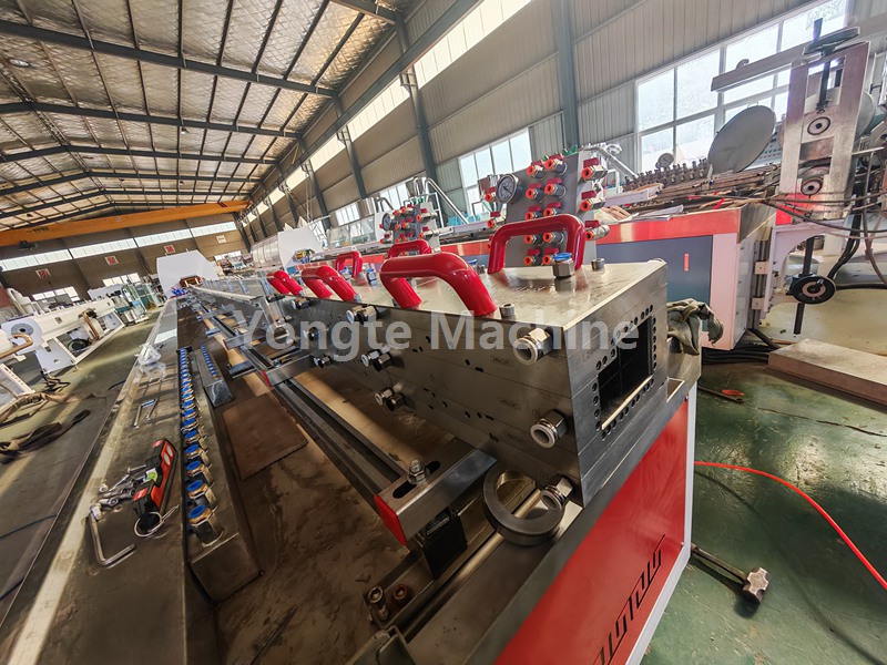 Hintli müşteri kaplama üretimi için WPC kapı çerçevesi ekstrüzyon hattı