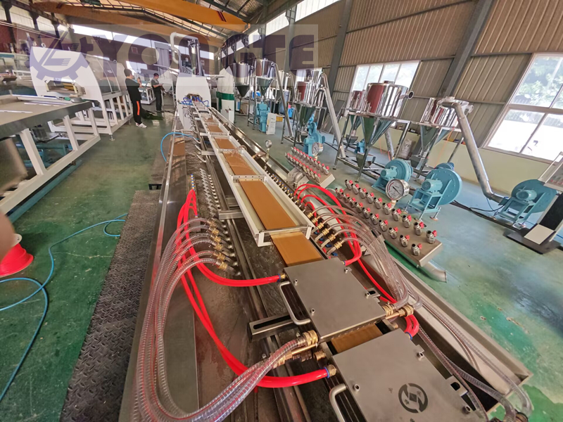 Yongte Plastics Machinery: Ahşap-Plastik Kompozit (WPC) Araç İçi Döşeme Yapımı 