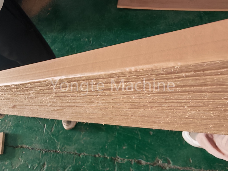 WPC ürünlerinin yüzeyinde ahşap benzeri pürüzlü doku nasıl yapılır?