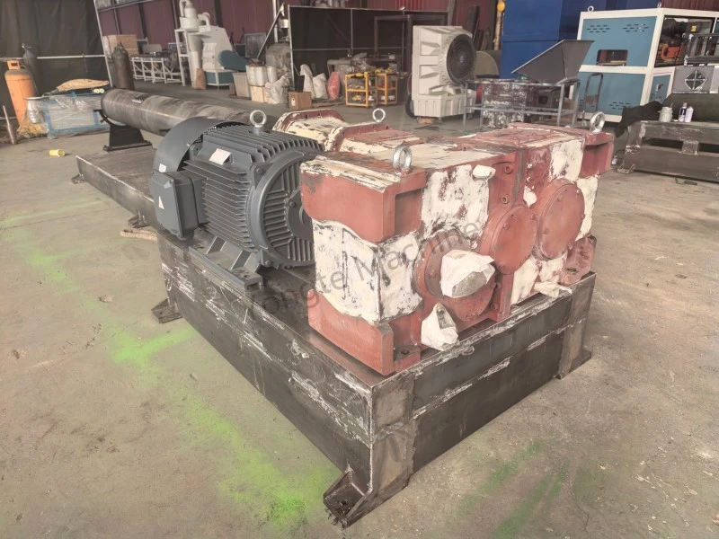 Plastik Film Atığının Geri Dönüşümü için Yüksek Verimli Paralel Çift Vidalı Ekstrüderlerin Montajı