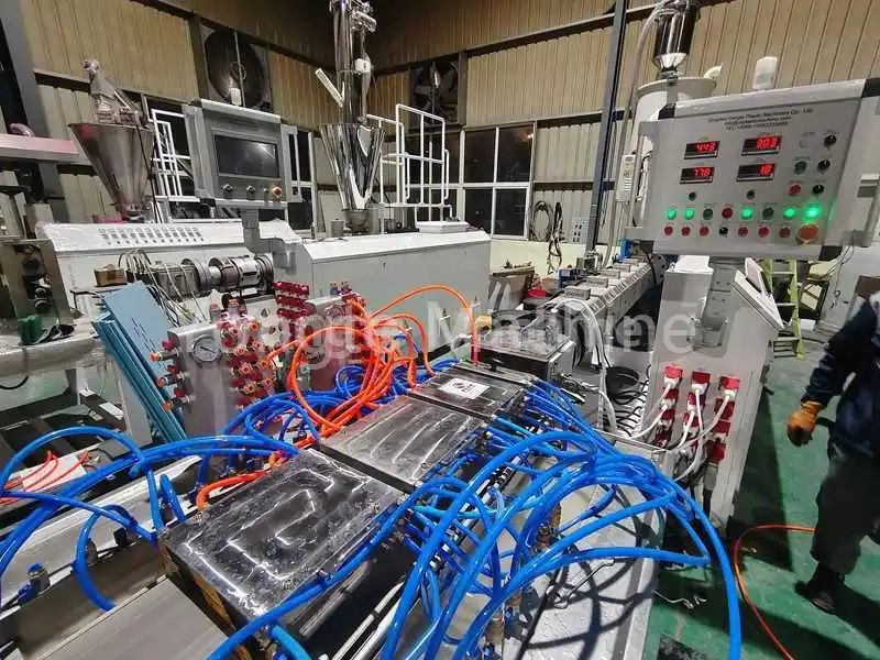 Plastik kereste ekstruder