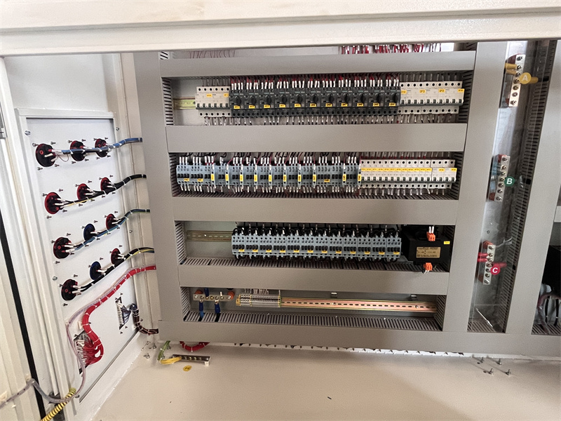 Ahşap plastik döşeme ekipmanının elektrik kontrol sisteminin temel elemanlarını analiz edin