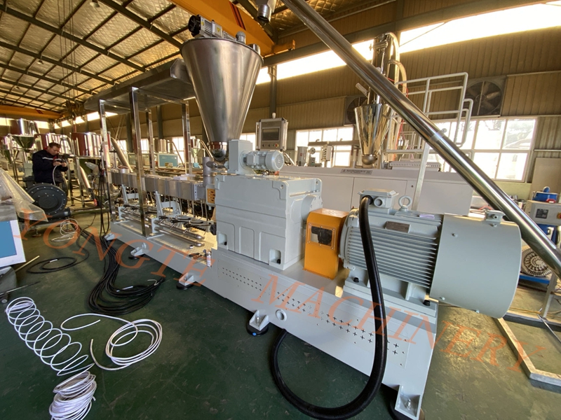 Yongte plastik makineler, yabancı müşterilerin farklı ihtiyaçlarını karşılamak için tamamen üretim yapmaktadır.