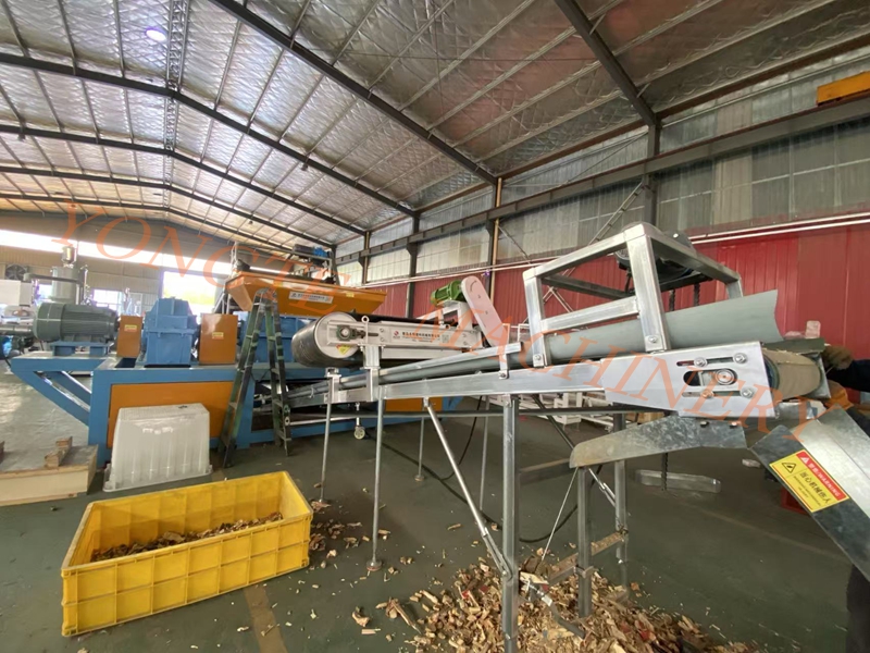 Qingdao Yongte Plastik Makinelerin Ahşap Parçacağı başarıyla test edildi
