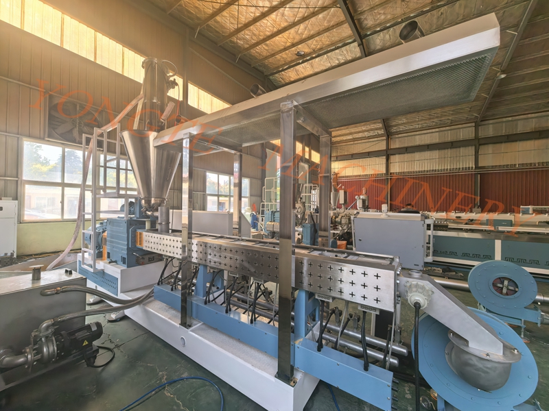Qingdao Yongte Plastik Makinelerin Ahşap Plastik Peletleştirici Üretim Hattı Başarılı Bir Tamamlandı Deneme Operasyonu