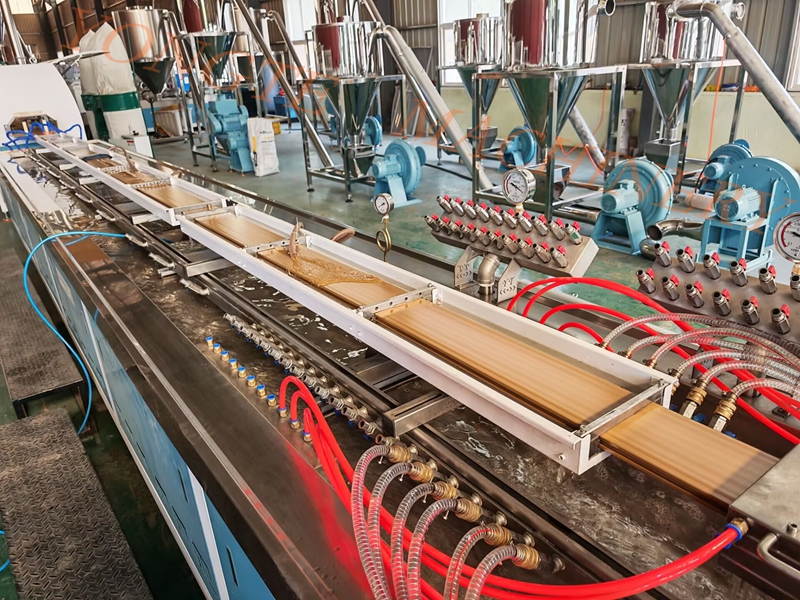 Qingdao Yongte Plastik Makinelerin Ahşap Plastik Zemin Üretim Hattı Deneme Koşusunu Başarıyla Tamamladı