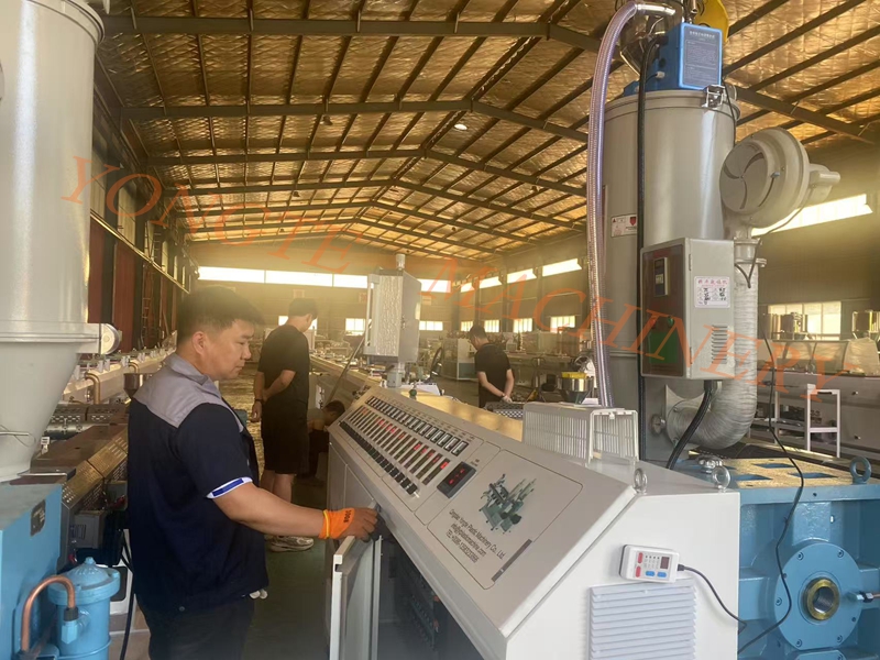 Yongte Plastik Makine Mühendisleri, üretim sorunlarını çözmek için PPR boru üretim hattında tamamen hata ayıklıyorlar.
