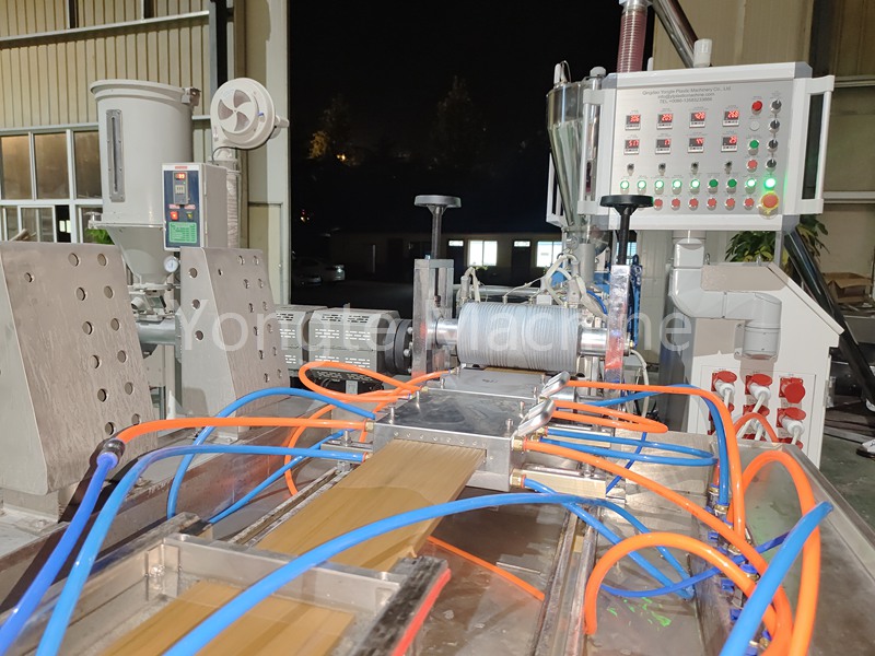 Hintli müşteri için WPC Demirleme Makinesi
