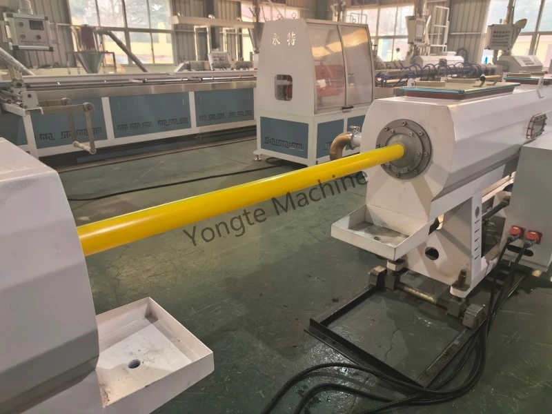 PE boru ekstrüzyon üretimi sırasında vakum boyutlandırma tankı ve sprey su tankı için gerekli su sıcaklıkları nelerdir?