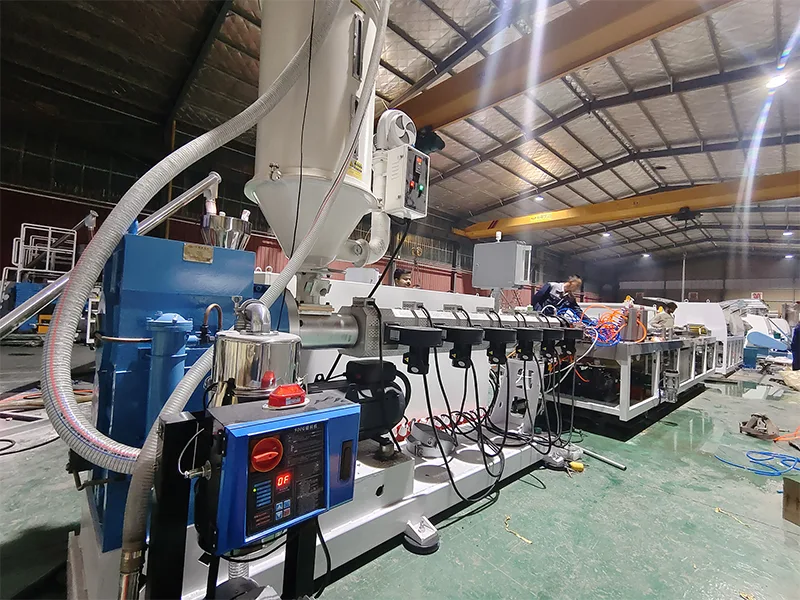 Hintli Müşteri için Yongte Plastik Kereste Makinesi - Atık Plastiği Dayanıklı Ahşap Alternatif Profillere Dönüştürüyor